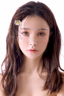 女人带毛的真人图片